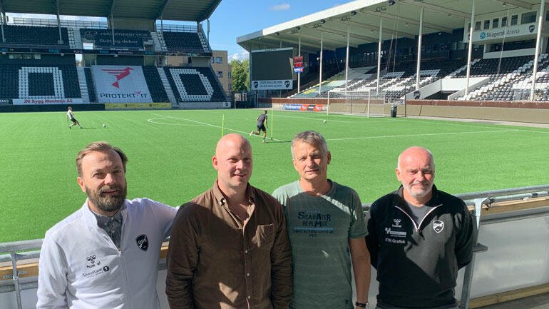 KLARE FOR AVSPARK: Odds Einar Håndlykken (f.v.), programkoordinator ved USN Jo Grønlund, USN-professor Pål Augestad og trenerutvikler i ODD Odd Einar Fossum på Skagerak Arena.