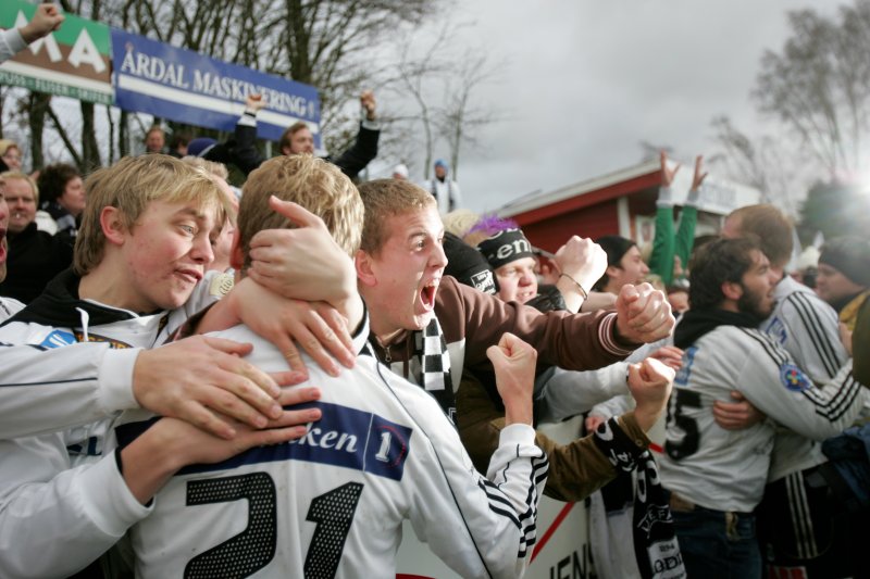 BRYNE 2006: Odds Steffen Hagen sammen med glade supportere etter 7 - 1-seieren over Bryne på Bryne stadion.<br />Foto: Alf Ove Hansen / SCANPIX